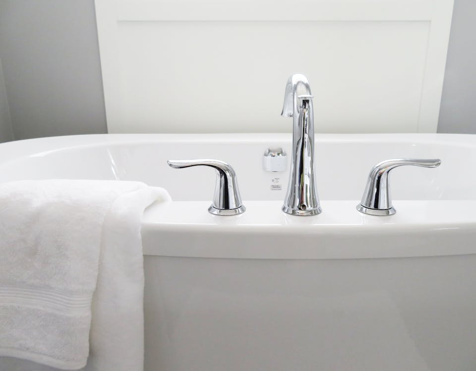 An image of a towel hanging on a bathtub